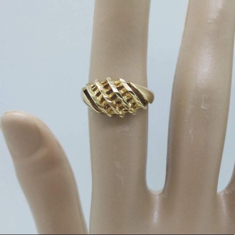 10k solid gold ring, Vintage, delicate detailing, croissant / dome style sz 6
